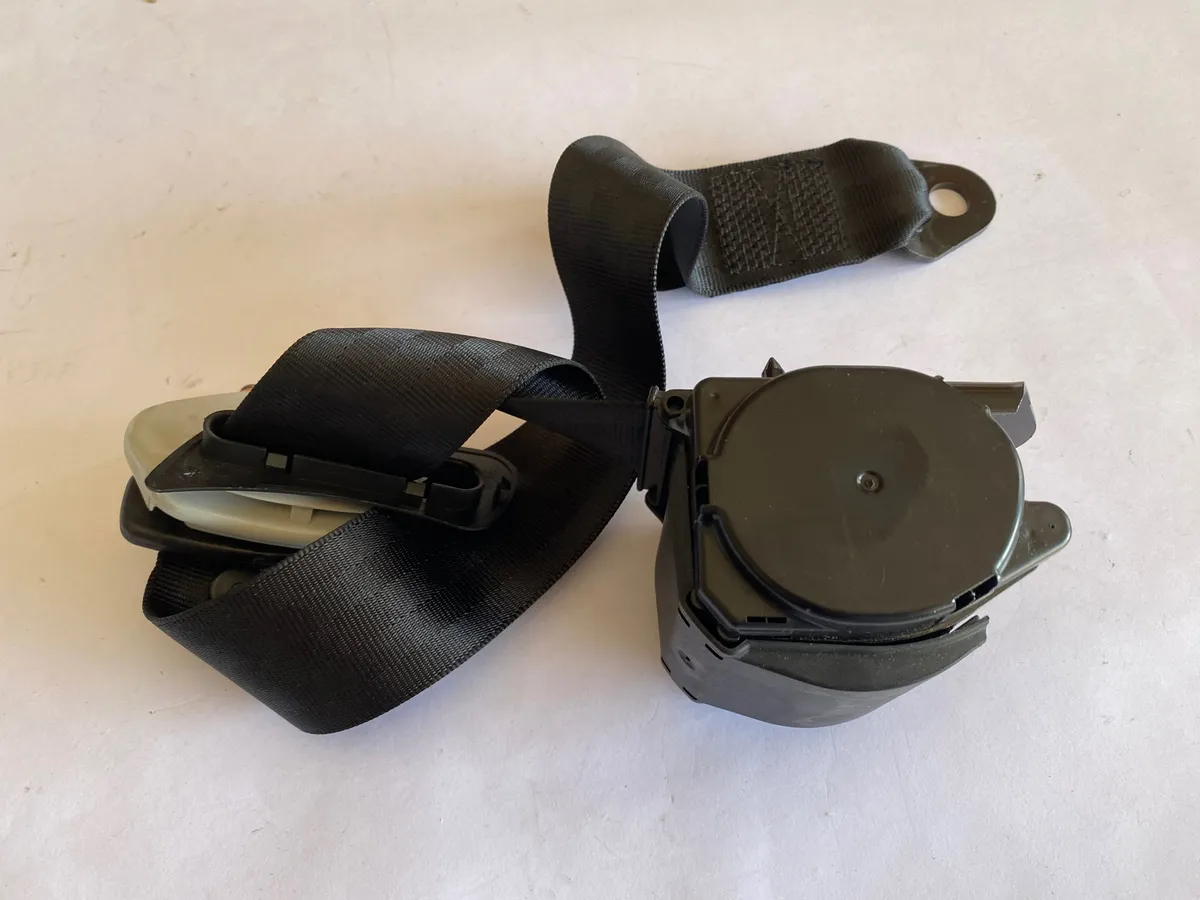 Cinturón de seguridad trasero derecho negro Gol G2 G3 G4 2pts - Imagem 3