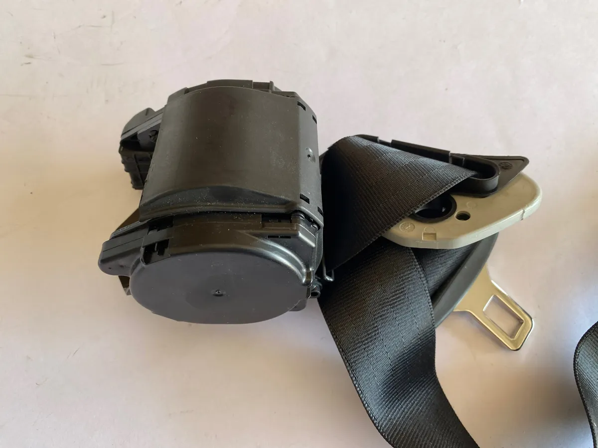 Cinturón de seguridad trasero derecho negro Gol G2 G3 G4 2pts - Imagem 2