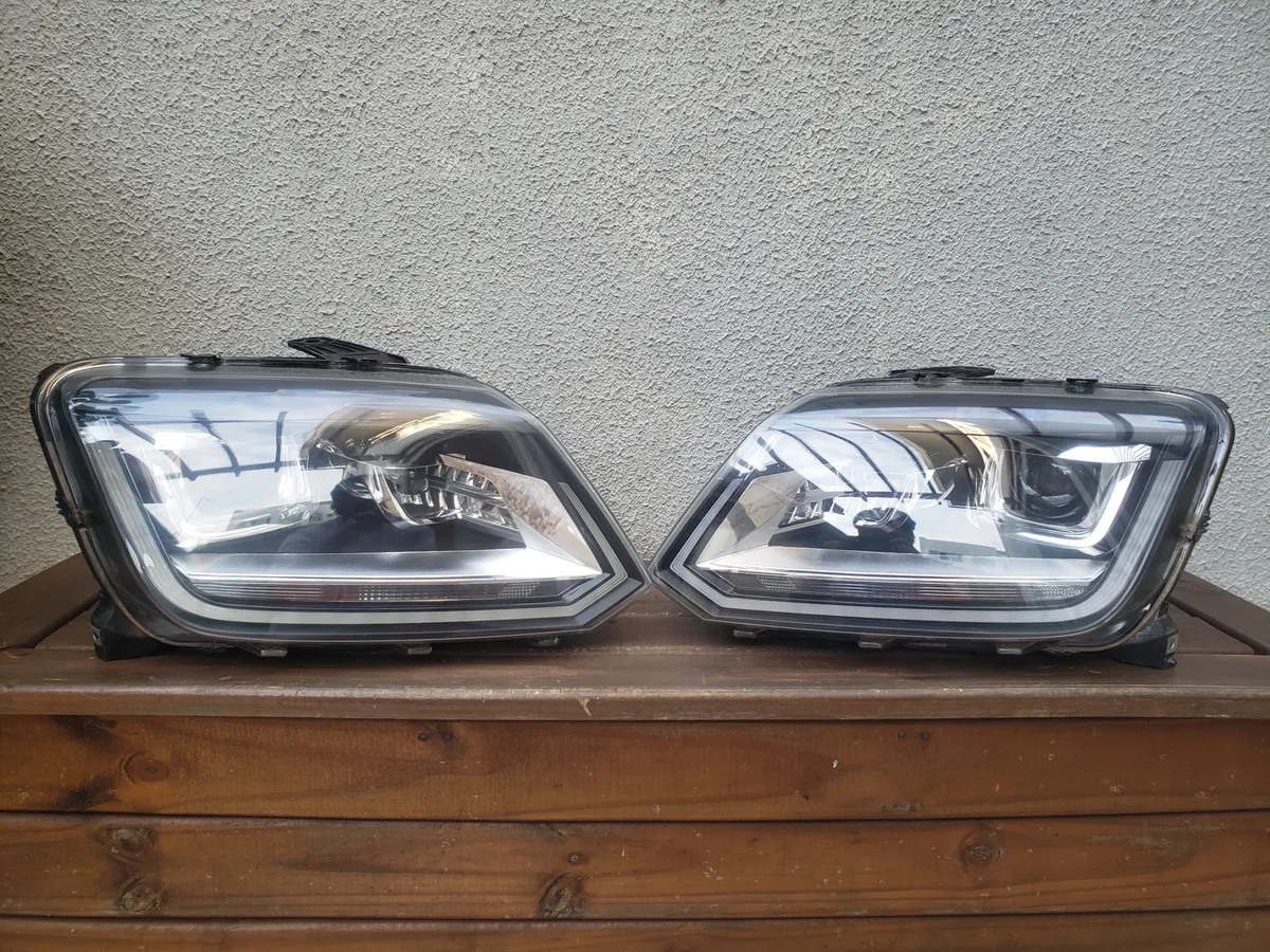 Par de faros delanteros LED Xenon Amarok Highline V6 ambos lados (usados)